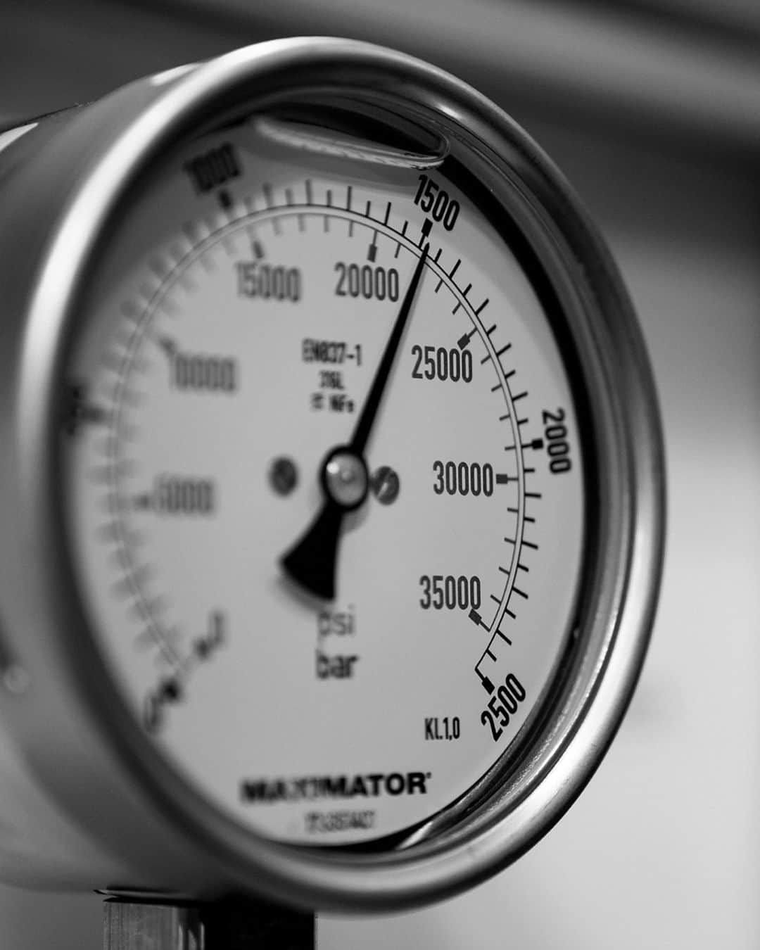 オメガさんのインスタグラム写真 - (オメガInstagram)「#Seamaster The surprisingly slim profile and distinctive manta lugs of #OMEGA’s Ultra Deep. After reaching a record-breaking depth of 10,925m, it was subjected to the toughest watch tests on land - and certified as a Master Chronometer.」6月22日 23時50分 - omega
