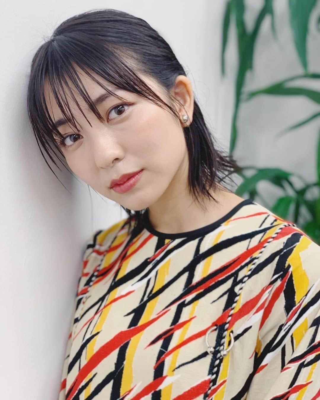 小島梨里杏さんのインスタグラム写真 - (小島梨里杏Instagram)「２回目の衣装はガラッとこんな感じでした。🐯🥩 . そうそう初めてポートレート機能で撮ってもらいました！なんだかすごいのね！いいね！😳 . . ひさしぶりに松村克弥監督、主演の井出麻渡さんはじめ、渡辺大さん、城之内正明さん、関係者のみなさまにもお会い出来、改めて映画の完成、みなさんに届けるられる今に喜びを感じました。 . . 環境汚染などは今も変わらずある問題で全くなくすことはなかなか難しいですが、どう向き合っていくか、向き合うことがまずできるか、そしてよりよく共存していくには、、 . 現代に通ずるものがあるし、 今こそ届いてほしい作品なんです。  諦めない心、それぞれの信念、100年前に茨城県日立鉱山で起きた真実、そこに生きた男たちを覗きにきてください。  現代に通ずるけれども、今はなきものが確かにあります。千穂を通して、私は物理的距離感があるからこそ、ひとつひとつがより丁寧で大切になることや愛おしさが募ること、心の通いの温かさに救われること、いろんなものを感じ、千穂はずっと幸せでした。  この映画を観て、懐かしく思う方もいるかもしれないし、もしかしたら初めて知る世界、知る感覚があるかもしれないです。大島桜が見に行きたいな。  ぜひ劇場でご覧ください🌸 . #映画 #ある町の高い煙突」6月22日 23時55分 - r_riria