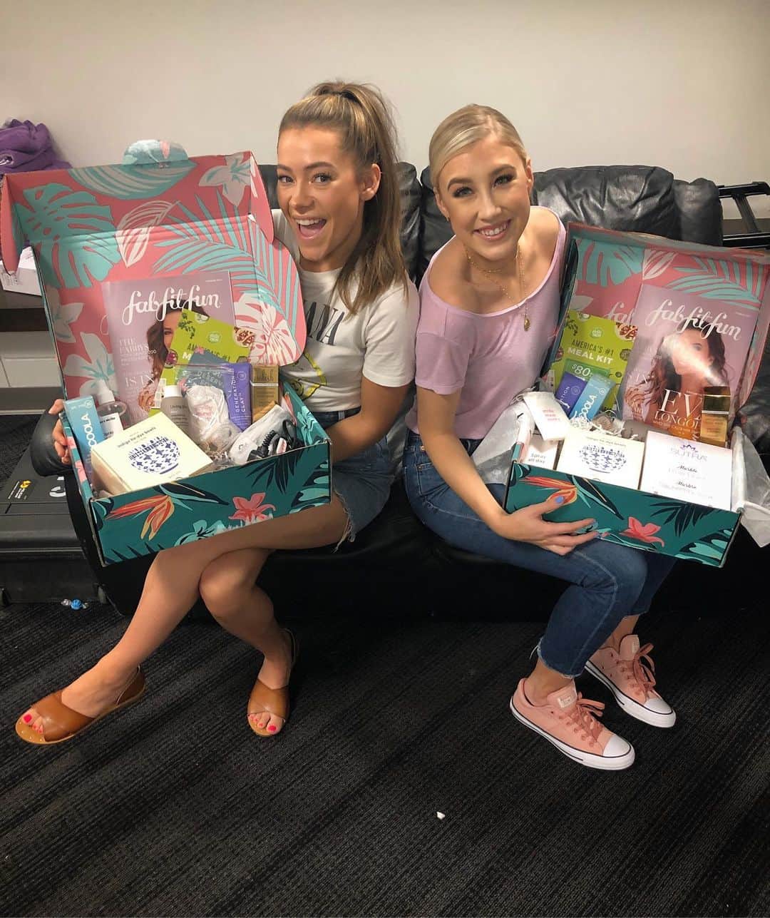 Maddie & Taeさんのインスタグラム写真 - (Maddie & TaeInstagram)「#fabfitfunpartner Summer Lovin’ having a BLAST with our new @fabfitfun summer boxes! Don’t miss out on the fun babes 🌸 Go to FabFitFun.com and use our code MT10 for $10 off your first box! #treatyoself」6月22日 23時56分 - maddieandtae