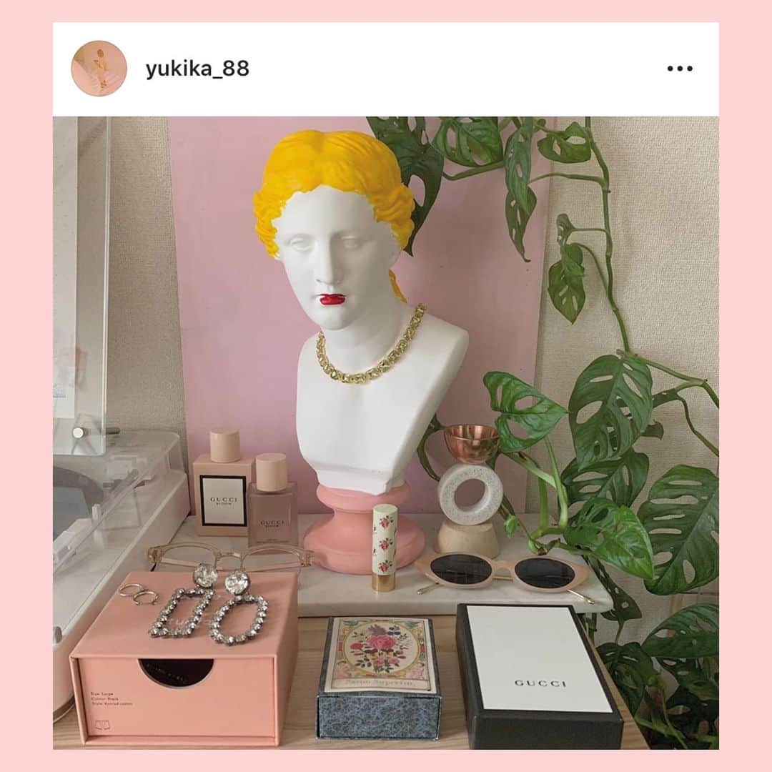 bis_web bis [ビス] さんのインスタグラム写真 - (bis_web bis [ビス] Instagram)「June 22, Saturday﻿ ﻿ ﻿ 🍒﻿ ﻿ ﻿ ﻿ @yukika_88  さんに学ぶ﻿ お部屋のディスプレイ術💕﻿ ﻿ yukikaさんのお部屋はお店のようにおしゃれ。﻿ ﻿ ブランドの香水を飾ったり、箱を飾ったり﻿ 自分の好きなものをランダムに置くのがポイント🍒﻿ ﻿ あなたも自分の好きなものを飾って﻿ マイルームを完成させてみては？﻿ ﻿ ﻿ ﻿ ﻿ #お部屋 #myroom #room #インテリア #香水 #フレグランス #gucci #miumiu #acnestudios #めがね #レコード #アクセサリー #棚 #家具 #interior #interiordesign」6月22日 23時56分 - bis_web