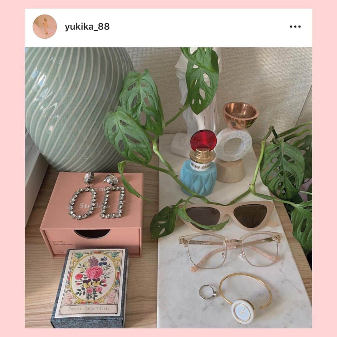 bis_web bis [ビス] さんのインスタグラム写真 - (bis_web bis [ビス] Instagram)「June 22, Saturday﻿ ﻿ ﻿ 🍒﻿ ﻿ ﻿ ﻿ @yukika_88  さんに学ぶ﻿ お部屋のディスプレイ術💕﻿ ﻿ yukikaさんのお部屋はお店のようにおしゃれ。﻿ ﻿ ブランドの香水を飾ったり、箱を飾ったり﻿ 自分の好きなものをランダムに置くのがポイント🍒﻿ ﻿ あなたも自分の好きなものを飾って﻿ マイルームを完成させてみては？﻿ ﻿ ﻿ ﻿ ﻿ #お部屋 #myroom #room #インテリア #香水 #フレグランス #gucci #miumiu #acnestudios #めがね #レコード #アクセサリー #棚 #家具 #interior #interiordesign」6月22日 23時56分 - bis_web