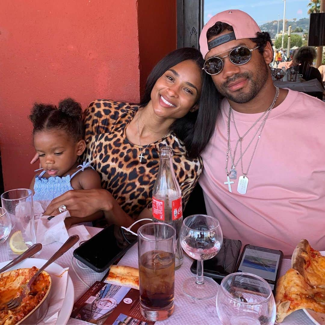 シアラさんのインスタグラム写真 - (シアラInstagram)「#DaddysGirls. Take us for a walk and Pizza in Cannes Papa. ❤️ #Saturday vibes.」6月22日 23時56分 - ciara