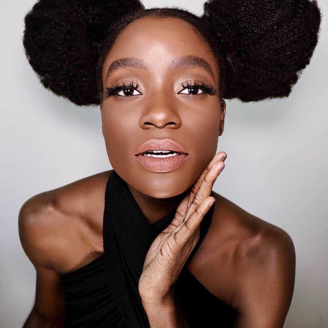 Revlonさんのインスタグラム写真 - (RevlonInstagram)「When in doubt, go all out ✨ . @whitneymadueke completes this look with our #ColorStay Connect The Dots Liner ••• . #eyeliner #liquidliner #eyelook」6月23日 0時00分 - revlon