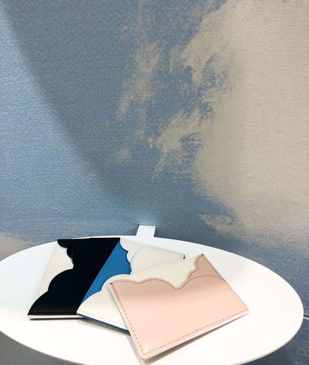 湯浅喬子さんのインスタグラム写真 - (湯浅喬子Instagram)「@delvaux ☁️🎩 、 憧れ続けている、品格溢れるバッグ👜 、 画家のルネ・マグリットとコラボした ''マグリットコレクション'' 🍐 、 遊び心がマッチしていて、 生でみるともっと素敵✨ 、 いつか必ずdelvauxのバッグを持てる日が 来ますよーに💙 、 今日からpop up start. 📍#阪急うめだ本店 2F 、 #delvaux #デルヴォー」6月23日 0時01分 - kyorco