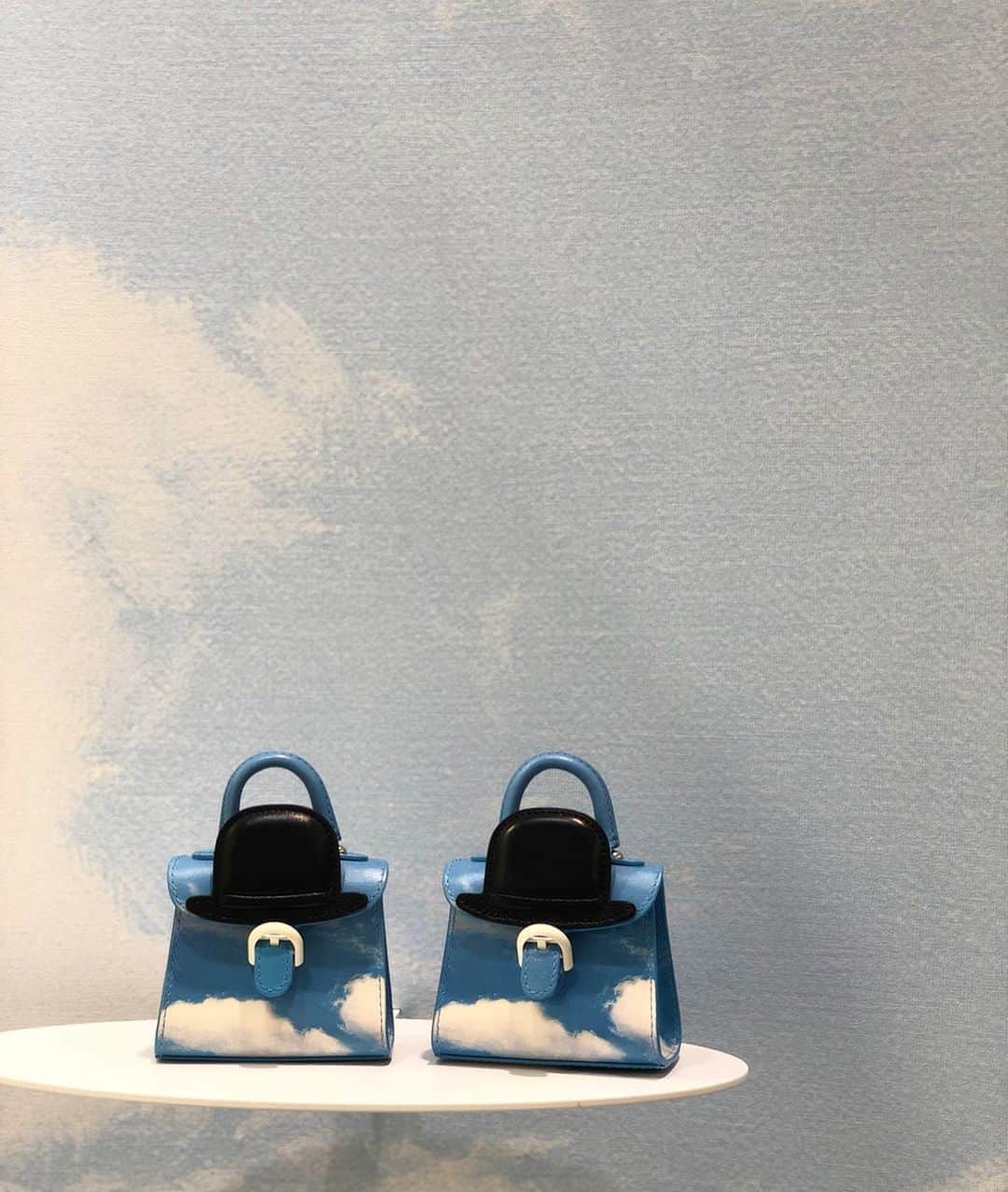 湯浅喬子さんのインスタグラム写真 - (湯浅喬子Instagram)「@delvaux ☁️🎩 、 憧れ続けている、品格溢れるバッグ👜 、 画家のルネ・マグリットとコラボした ''マグリットコレクション'' 🍐 、 遊び心がマッチしていて、 生でみるともっと素敵✨ 、 いつか必ずdelvauxのバッグを持てる日が 来ますよーに💙 、 今日からpop up start. 📍#阪急うめだ本店 2F 、 #delvaux #デルヴォー」6月23日 0時01分 - kyorco