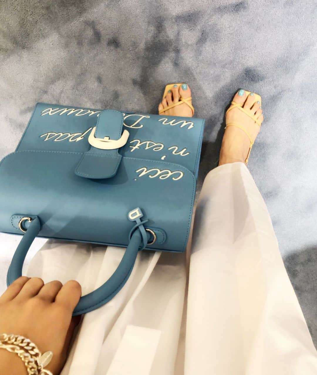 湯浅喬子さんのインスタグラム写真 - (湯浅喬子Instagram)「@delvaux ☁️🎩 、 憧れ続けている、品格溢れるバッグ👜 、 画家のルネ・マグリットとコラボした ''マグリットコレクション'' 🍐 、 遊び心がマッチしていて、 生でみるともっと素敵✨ 、 いつか必ずdelvauxのバッグを持てる日が 来ますよーに💙 、 今日からpop up start. 📍#阪急うめだ本店 2F 、 #delvaux #デルヴォー」6月23日 0時01分 - kyorco