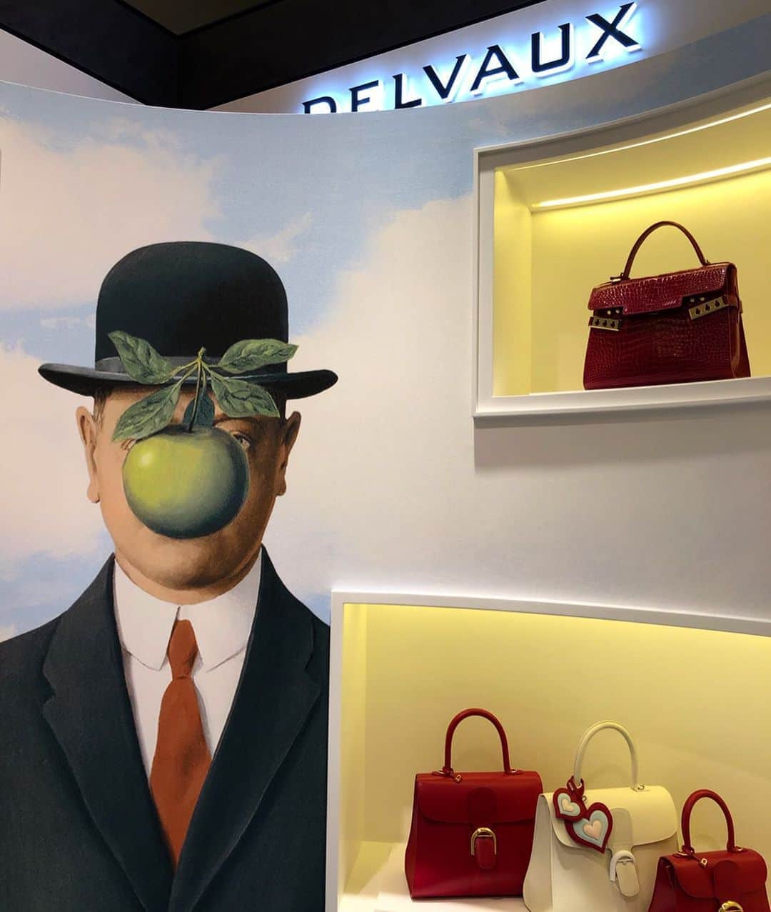 湯浅喬子さんのインスタグラム写真 - (湯浅喬子Instagram)「@delvaux ☁️🎩 、 憧れ続けている、品格溢れるバッグ👜 、 画家のルネ・マグリットとコラボした ''マグリットコレクション'' 🍐 、 遊び心がマッチしていて、 生でみるともっと素敵✨ 、 いつか必ずdelvauxのバッグを持てる日が 来ますよーに💙 、 今日からpop up start. 📍#阪急うめだ本店 2F 、 #delvaux #デルヴォー」6月23日 0時01分 - kyorco