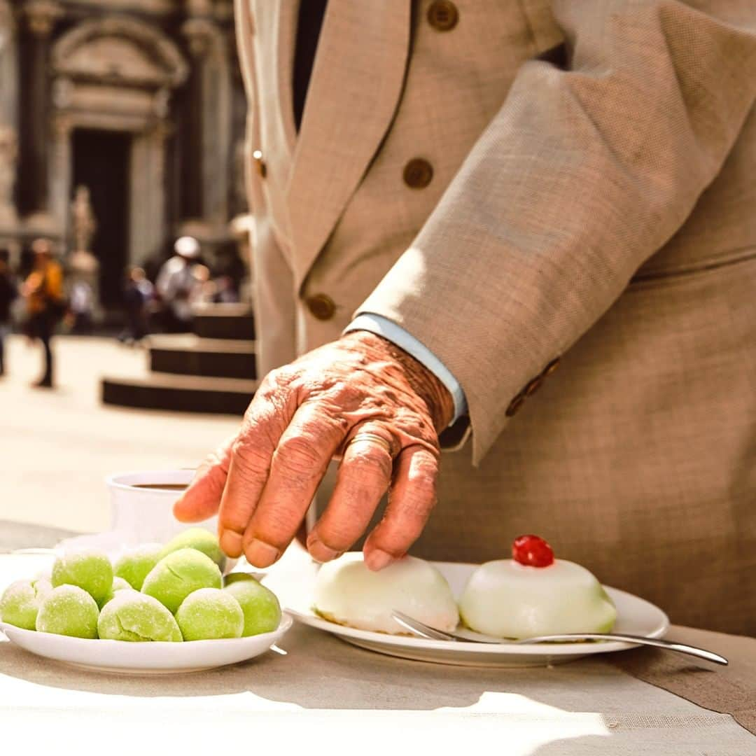 ドルチェ&ガッバーナさんのインスタグラム写真 - (ドルチェ&ガッバーナInstagram)「Traditionally eaten during the celebration of Sant’Agata’s religious ceremony, the “minnuzze” or “olivette di Sant’Agata” are traditional pastries with strong ties to the rituals of fertility. As legend has it, the “minnuzze” allude to Agata’s severed breasts when she was martyred. The “olivette” on the other hand, are significative of Agata coming across a sterile olive tree, which at her touch would have prodigiously begun to produce olives. #DGDNA」6月23日 0時01分 - dolcegabbana