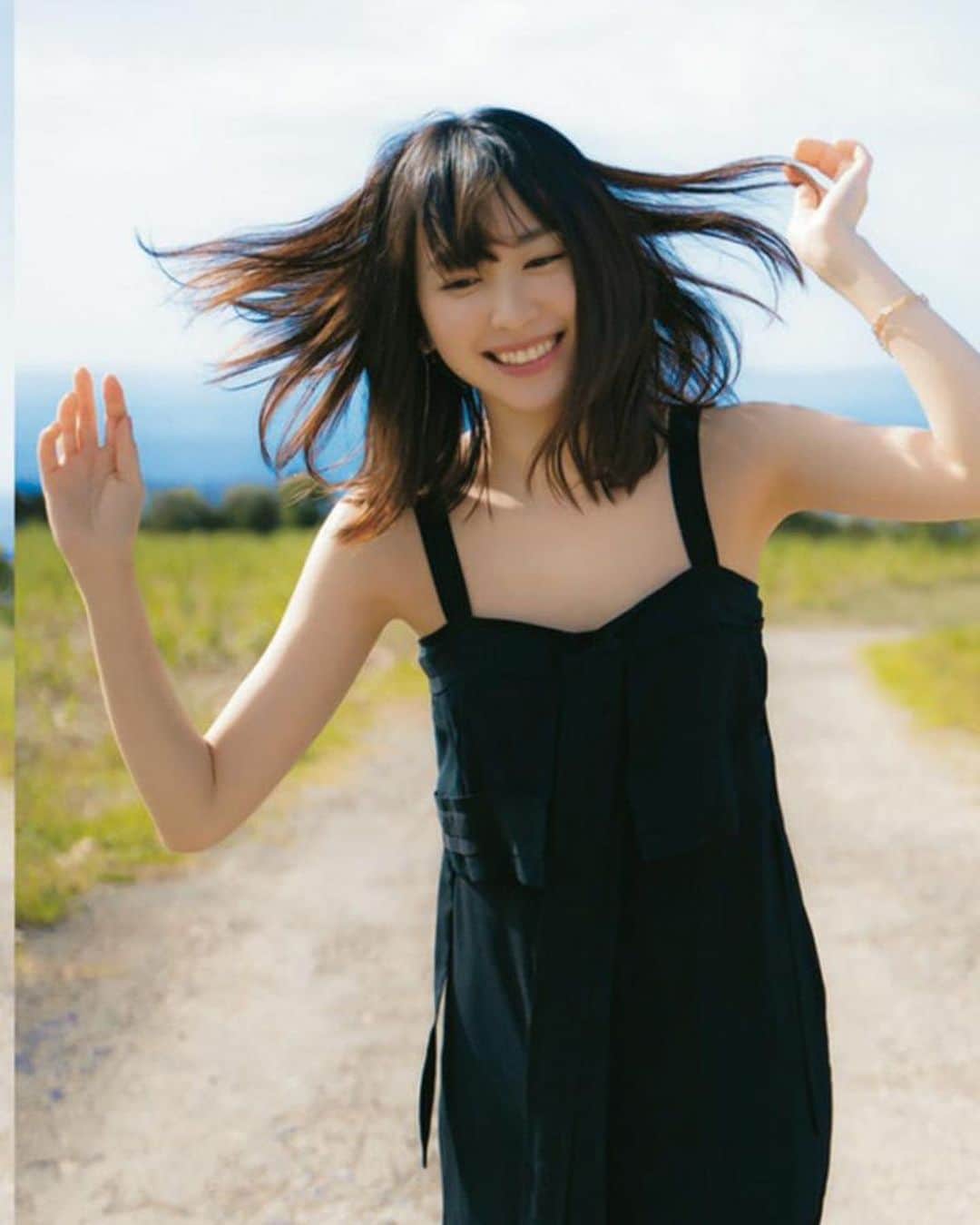 新垣結衣　ファンアカウントさんのインスタグラム写真 - (新垣結衣　ファンアカウントInstagram)「【雑誌】VoCE 8月号😈🖤 #新垣結衣 #ガッキー #新垣結衣好きな人と繋がりたい #かわゆい #かわ結衣 #ガッキーかわいい #新垣結衣かわいい #がっきー #レプロ #女優 #日本 #aragakiyui #yuiaragaki #gakki #gakky」6月23日 0時11分 - yuigakki0611_
