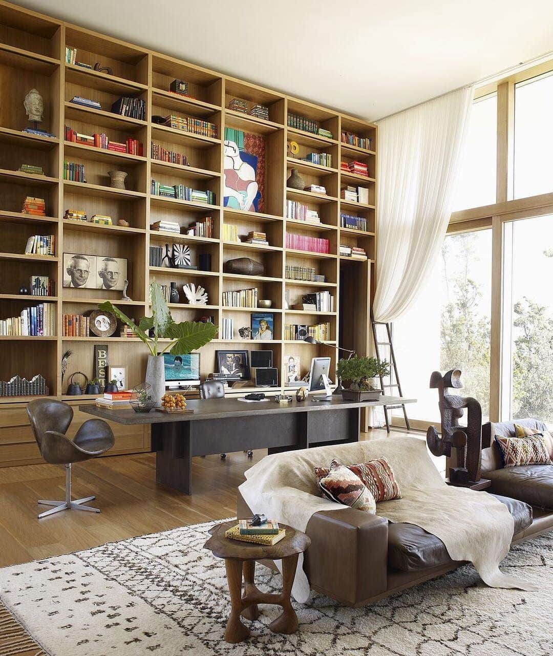 ELLE DECORさんのインスタグラム写真 - (ELLE DECORInstagram)「The bookcase of our dreams, as seen in the Hamptons home of @kellybehunstudio. 📸: by @williamwaldronphoto and produced by @cynthiaefrank from the ED archive.」6月23日 0時08分 - elledecor
