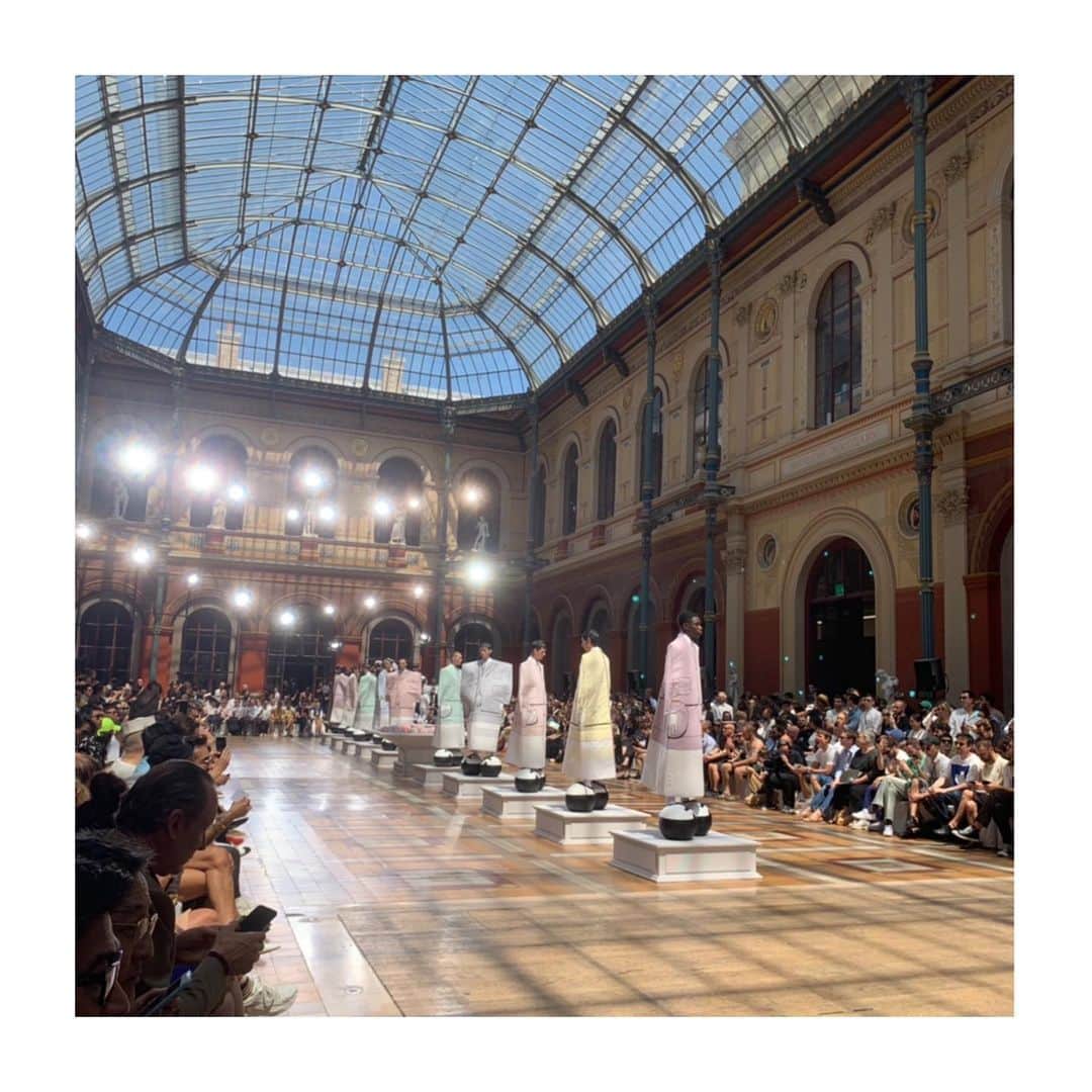 HiRAO INCのインスタグラム：「THOM BROWNE Spring 2020  American Ballet Theater のプリンシパル、  James Whitesideのダンスでスタートしたショー  トムブラウンを代表する、カラフルなシアサッカーに溢れたファンタジーの世界は"秘密の庭"がテーマ。 18世紀のマリーアントワネット的なフォルムの衣服を、サッカーや、バスケットポール、ベースボールなどのスポーツの要素に落とし込み、メンズのコレクションに仕立てたコレクションは正に"ベルサイユのカントリークラブ"  トムブラウン ツイストやユーモアが効いた世界には毎回脱帽です。 最高だなー。  #トムブラウン  #thombrowne」