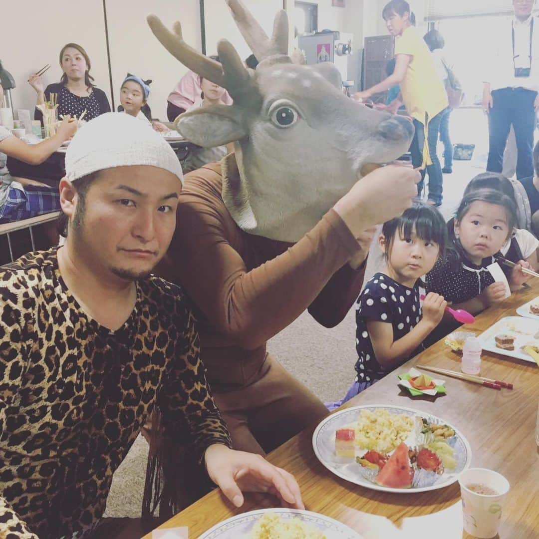 石山大輔さんのインスタグラム写真 - (石山大輔Instagram)「みんにゃ食堂！！ 吉本初の試みだそうで、ドキドキワクワクで迎えましたー！  こども食堂ならぬ、大人もご飯を食べれて、遊び道具もある。 そこにお笑いのエッセンス入れちゃおうってことらしいです！  今回は山口県でしたが、これから全国規模でやるかもしれないとのこと。  食育プロジェクトをやってる傍ら、このような仕事のオファーがあることも嬉しいことですね！！ お寺のお坊さん家族もファンキーでいてしっかりした家族で安心しました。 神様の前で動物の殺生が許された瞬間でした！！ 闇ならぬ光営業でした。  #みんにゃ食堂 #お寺ニーブラ #ファンキー坊さん #吉本の初めてのケースの時 #俺らが試験的に試されてる回数多し #泊まりたかった #食育 #芸人 #バンビーノ」6月23日 0時19分 - daisukecccc