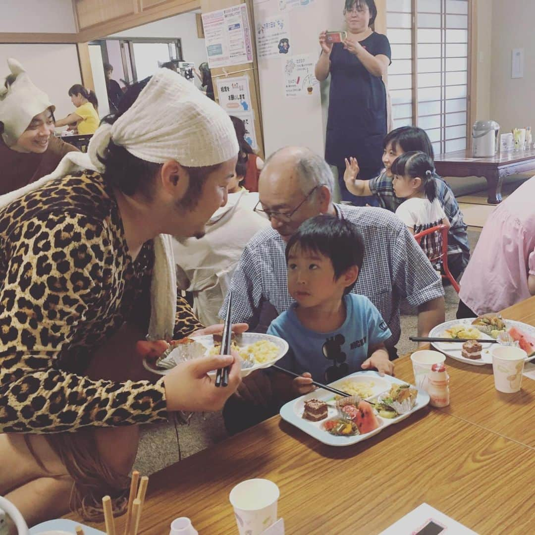 石山大輔さんのインスタグラム写真 - (石山大輔Instagram)「みんにゃ食堂！！ 吉本初の試みだそうで、ドキドキワクワクで迎えましたー！  こども食堂ならぬ、大人もご飯を食べれて、遊び道具もある。 そこにお笑いのエッセンス入れちゃおうってことらしいです！  今回は山口県でしたが、これから全国規模でやるかもしれないとのこと。  食育プロジェクトをやってる傍ら、このような仕事のオファーがあることも嬉しいことですね！！ お寺のお坊さん家族もファンキーでいてしっかりした家族で安心しました。 神様の前で動物の殺生が許された瞬間でした！！ 闇ならぬ光営業でした。  #みんにゃ食堂 #お寺ニーブラ #ファンキー坊さん #吉本の初めてのケースの時 #俺らが試験的に試されてる回数多し #泊まりたかった #食育 #芸人 #バンビーノ」6月23日 0時19分 - daisukecccc