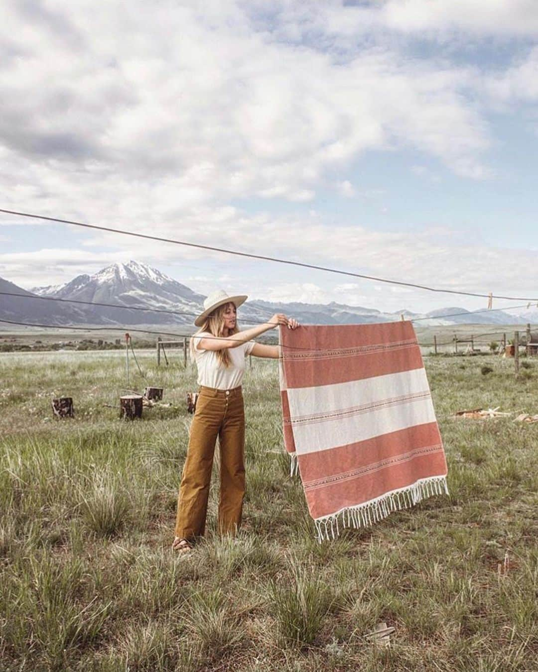 FOLKさんのインスタグラム写真 - (FOLKInstagram)「@windypeakvintage was one of the very first IG accounts I started following back in 2013. It seems like an absolute lifetime ago. Her imagery from the western US has always enchanted me. The landscapes remind me of what I envisioned little Laura Ingalls seeing each day (I know realize Laura lived in the very flat plains). When I stepped in to guest edit @wherewomencook’s Slow Living issue I was hellbent on including @windypeakvintage. I am so glad I did. The issue is on newsstands for just one more week. I hope you’ll take a moment to check it out.」6月23日 0時24分 - folkmagazine