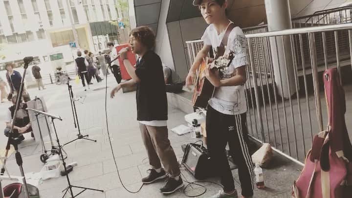 樋口和真のインスタグラム：「‪名古屋 路上Live‬ ‪ありがとうございました！‬ ・ ‪2回止められてしまい‬ ‪計3回に分けて‬ ‪色んなところでやりましたが‬ ‪最後までありがとうございました！‬ ・ ‪名古屋のみんなの温かさ‬ ‪優しさに触れて‬ ‪最後までやりきれました！‬ ・ ‪関東勢も来てくれて‬ ‪ひぐ友の輪が広がったぞおお！‬ ・ ・ ・ 【君だけの歌を作るアーティスト】 ・ 《あなたの想いが歌になる…》 ・ こんちには！ オーダメイドソングライター樋口和真と申します！ 僕は、あなたの人生や想いを歌にして プレゼントする活動をしています！ ・ ・ 友人の誕生日や結婚式、 恋人への愛、 家族への感謝の気持ちを 歌にして届けてみませんか？ ・ ・ 実際に歌をプレゼントした時の動画はYouTubeにあります！！ ・ ・ 詳細、ご依頼、ご相談は 公式LINEにて随時受付中です！ 友だち追加から https://line.me/R/ti/p/%40zwy3164y  IDで「@zwy3164」と検索検索♪ ・ ・ 今なら友だち登録して頂くだけで 2018/01/02に行われた ワンマンライブの全15曲の 音源を無料でプレゼント！ ・ ・ きっと一生の思い出にすることを約束します！ ご依頼待ちしてます！！！ #君だけの歌を作ります #オーダメイドソングライター #オーダメイド #樋口和真 #毎日投稿 #弾き語り #カバー曲 #オリジナル曲 #歌 #作詞作曲 #YouTube #路上ライブ #名古屋駅」