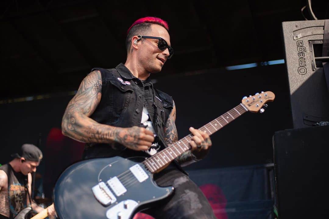 ニック・マーティンのインスタグラム：「Day 1 in Dallas was amazing. Thank you to everyone who came to hang. Austin, it’s going down today! . P.S. - I saw people passing out & getting dragged out during our set yesterday. PLEASE DRINK WATER & STAY HYDRATED. I know I sound like a Dad right now, I just don’t want anyone getting hurt. It’s a long day in the sun, so please take care of yourselves along the way. Much love ✌🏽 . 📸: @itsdannytodd」