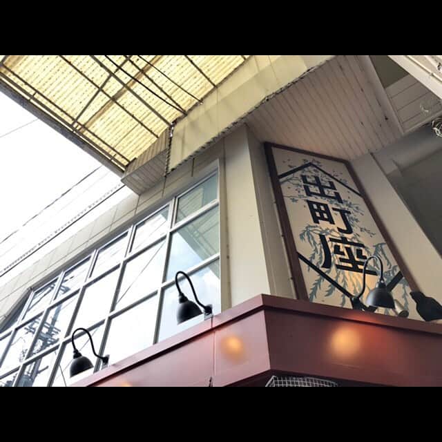 佐津川愛美さんのインスタグラム写真 - (佐津川愛美Instagram)「🎥 #AdventuresinPublicSchool #リアム16歳はじめての学校 #出町座 . . とびきりキュートな作品をとびきりキュートな映画館で観た！ 初めて出町座さんにお邪魔しました。 とってもノスタルジックな商店街の中にある出町座さん。まず扉からわくわくでした。こんなに可愛い映画館だなんて！ カフェもあり、本も売っていましたよ。 作品セレクトが胸キュンだらけだし、すてきなスペースだし、あぁこんな映画館に来れて嬉しいなぁと。  そしたらなんとここで、私が10代の時にターニングポイントになった作品でご一緒させてもらった方とバッタリ。同じ回の作品を観ていました。 私はこの方からもらった言葉が心にずっと残っていて、またお会いしたいなぁと思っていたのでもう嬉しすぎて、つい映画館の方にも話してしまったのですが、 「そんな出会いの場になってくれて嬉しいです」っと言ってくださって、ますます私の大切な思い出の場所になりました。 ゆっくり作品に浸るのにぴったりな映画館だなぁと思いました。ぜひ機会があれば行ってみてほしいなぁ。 写真も撮らせてくださいました。ありがとうございました。 私もまた行かせてもらいます！」6月23日 0時36分 - aimi_satsukawa