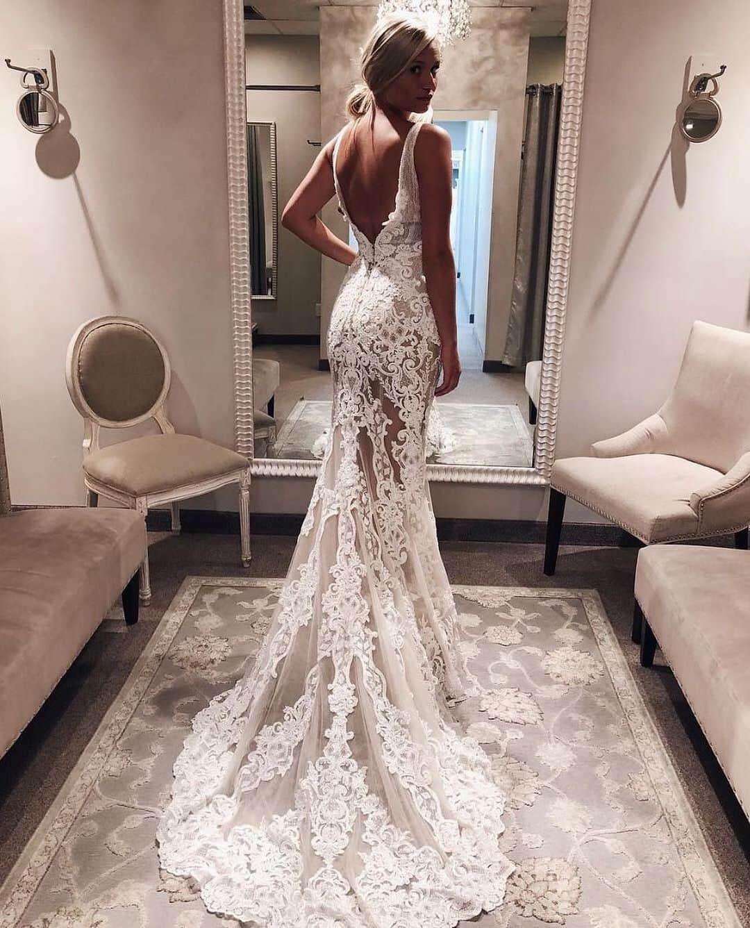 Wedding Lifeのインスタグラム：「Slay all day!❤️ @enzoani Tag a bride who would love this gown •  @enzoani @enzoani  @enzoani」