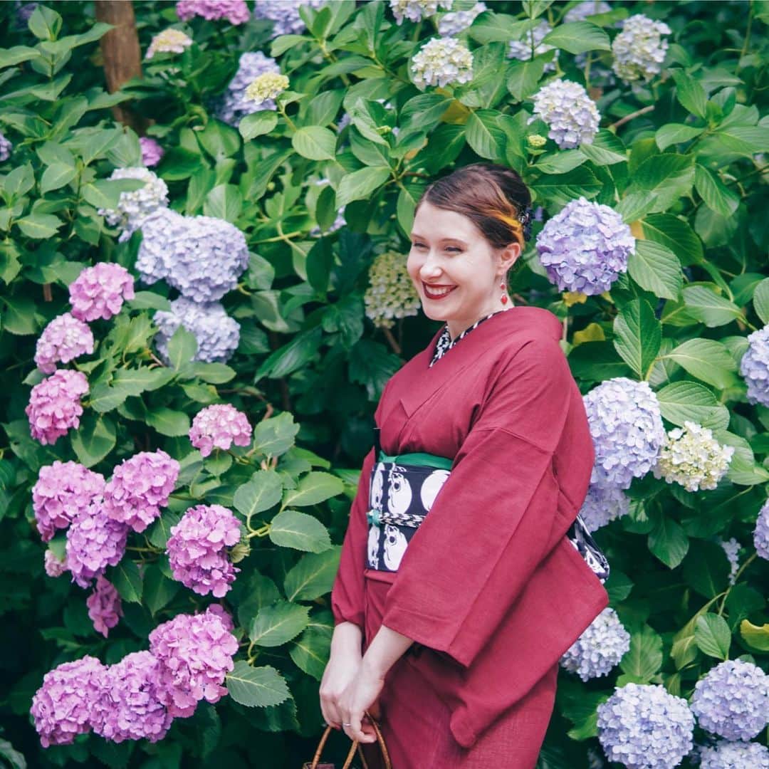 Anji SALZさんのインスタグラム写真 - (Anji SALZInstagram)「Summer kimono #ootd from the other day. Rainy season means hydrangea season 💙💜💚 Took so many pictures in Kamakura so please don’t mind me spamming these over the course of the next week 🤪 梅雨イコール紫陽花❤️ Obi: @modoribashi.kento.watanabe 📷: @ets  #mainichikimono #salztokyo」6月23日 0時31分 - salztokyo