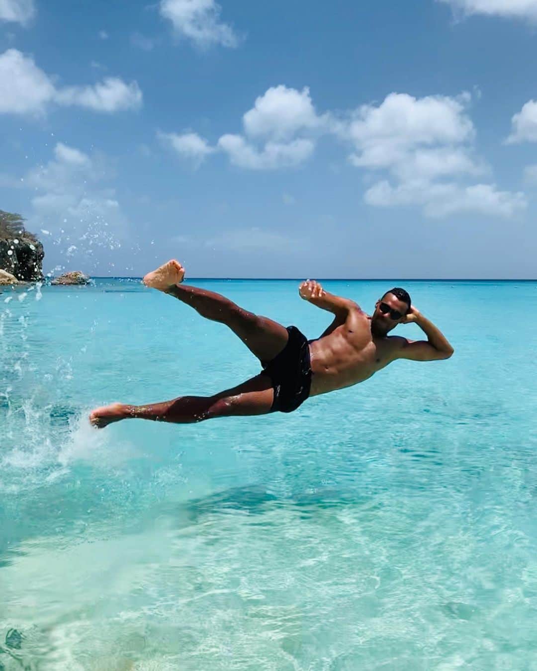 マーヴィン・マティプのインスタグラム：「Danke Karibikinseln, für die tollen und eindrucksvollen 3 Wochen.  Ihr seid so unterschiedlich wie wunderbar! 🇸🇽 🇩🇲 🇬🇵 🇱🇨 🇹🇹 🇨🇼 . .  1. Curaçao, Grote Knip: #hatersgonnahate  2. Sint Maarten, Maho Bay: #wartenaufeinFlugzeug 3. Guadeloupe, Plage de la Perle: #einStrandfüruns 4. St. Lucia, Ti Kaye Resort/Anse Cochon:  #odereinFruchtkonzentrat 5. St. Lucia, Soufrière: #TitanicfürArme 6. St. Lucia, Gros Piton: #gehtwandernhabensiegesagt #eswirdSpaßmachenhabensiegesagt  7. Trinidad & Tobago, Maracas Lookout: #anotherroadtrip 8. Trinidad & Tobago, Avocat Waterfall: #Missionfindthewaterfall #failed 9. Curaçao, Willemstad: #TouriswiesieimBuchestehen  10. Klein Curaçao, Lighthouse: #oheinleuchturm . .  #nofilterneeded #wurdenaberbenutzt  #matipsinderkaribik #islandhopping」