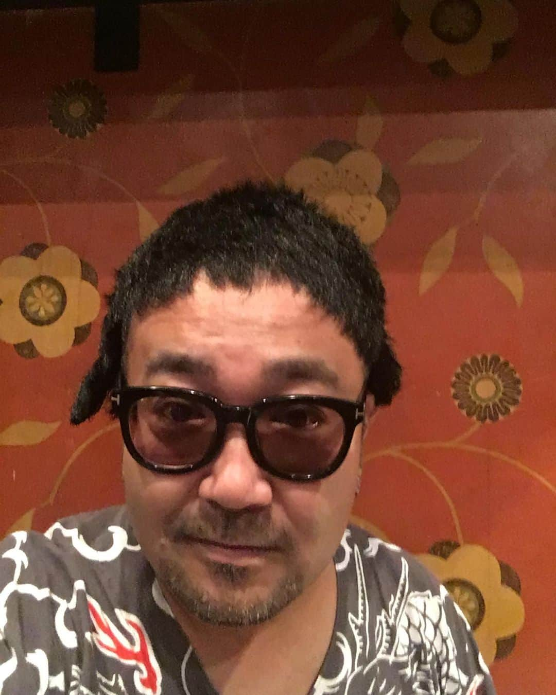 松本素生さんのインスタグラム写真 - (松本素生Instagram)「何故かインスタが削除されてる！？なんでだ⁉︎ また同じの上げるの癪だから、別のを。 ひーくんa.k.a加藤ひさし氏の使わなくなったヅラで遊ぶ本番前。」6月23日 0時40分 - sou_matsumoto