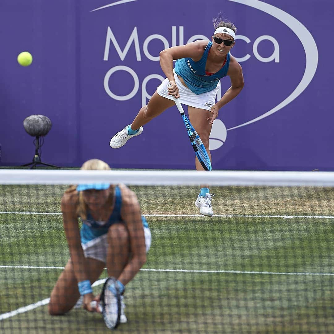 のインスタグラム：「Finals it is after surviving 5 matchpoints in the semis 🙈 🤩🤘🌱 #Mallorca #doubletrouble #teamflipson #koddaert #dakplaten #mizunotennis #oakley #babolat」