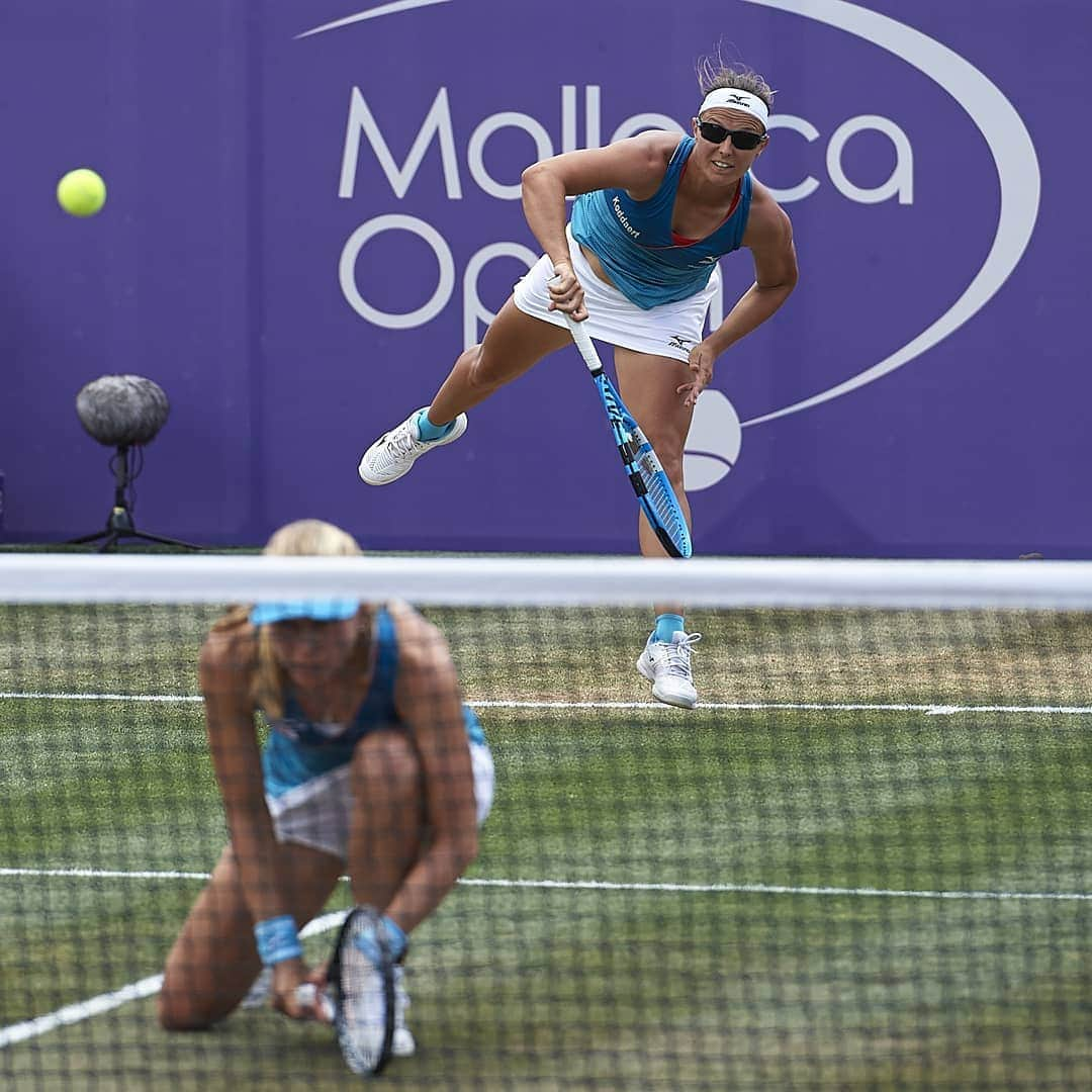 キルステン・フリプケンスさんのインスタグラム写真 - (キルステン・フリプケンスInstagram)「Finals it is after surviving 5 matchpoints in the semis 🙈 🤩🤘🌱 #Mallorca #doubletrouble #teamflipson #koddaert #dakplaten #mizunotennis #oakley #babolat」6月23日 0時41分 - kirstenflipkens