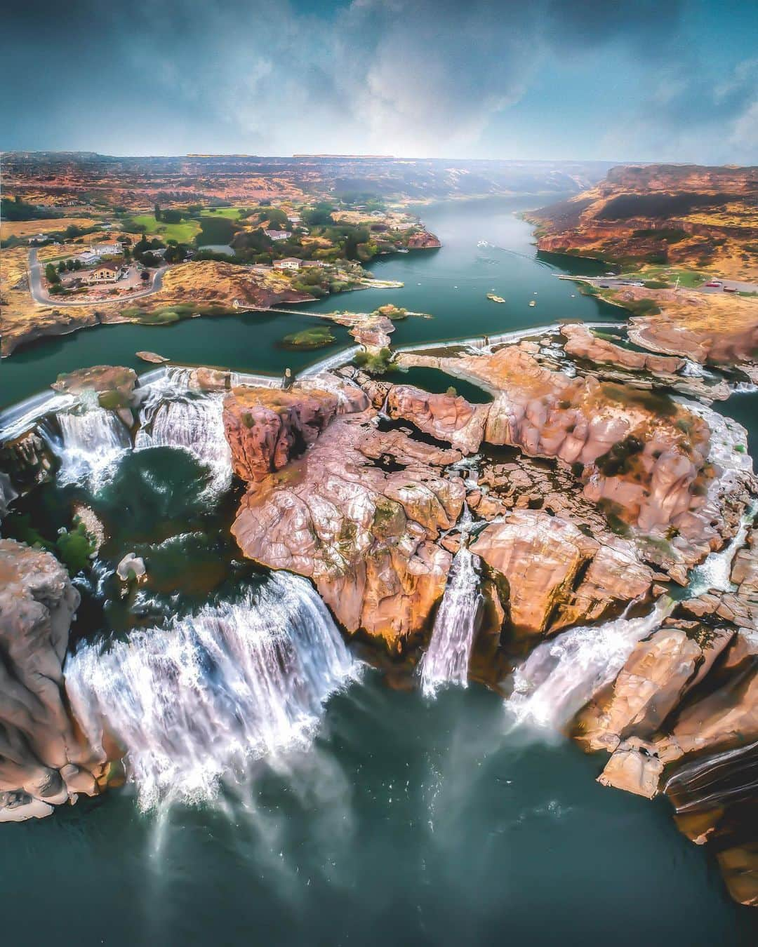 Discoveryさんのインスタグラム写真 - (DiscoveryInstagram)「“Shoshone Falls is located on the Snake River in southern Idaho and is considered the “Niagara of the West." It's over 200 feet high and nearly 1000 feet wide, making it one of the most impressive waterfalls I've ever seen. This spectacular view can be enjoyed from the nearby park overlooking the falls, and kayakers can usually be spotted in the water below. If you're looking for an unforgettable experience in Idaho, I'd definitely recommend stopping by.” 📸 + caption by David Rule (@davidmrule) . . . . #photography #photooftheday #explore #naturephotography #nature #potd #travelIG #ShoshoneFalls #TwinFalls #Idaho #wow #roadtrip #adventure #travelgram」6月23日 0時42分 - discovery