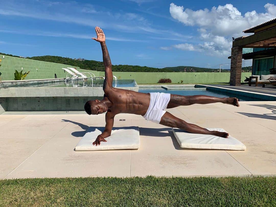 ヴィニシウス・ジュニオールのインスタグラム：「Disfrutando y trabajando! Que venga la temporada 2019/2020 💪🏾⚽️ ¡HALAMADRID!」