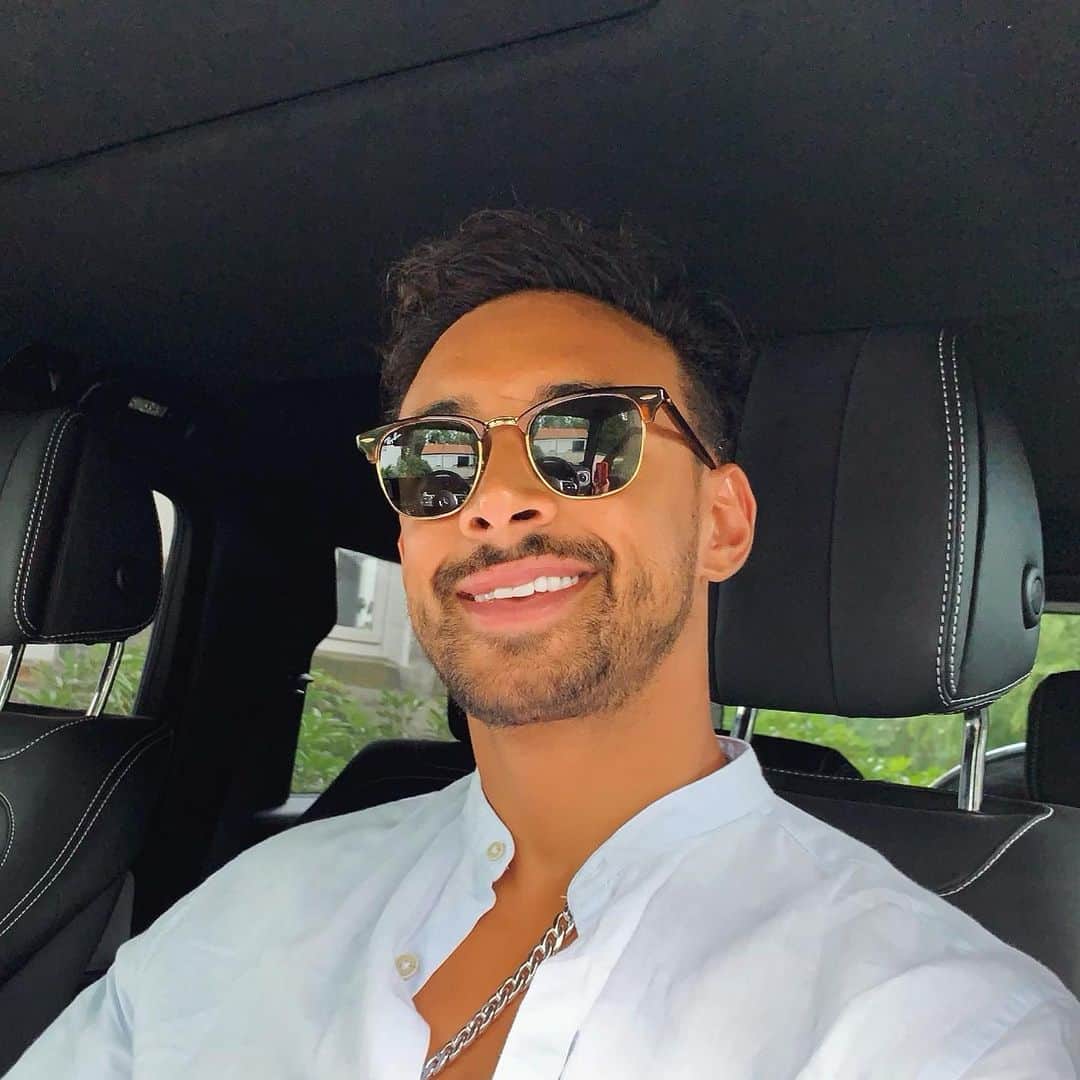 カリム・ベララビのインスタグラム：「stay healthy fresh and smile 😁🔋」