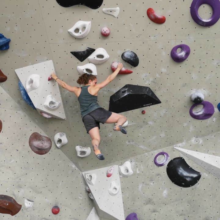 ハンナ・シューベルトのインスタグラム：「Fun session with @lucyclimbing & @roxy_perry today😊👏❤️ . Thanks for the video @lucyclimbing and I hope your finger/nail heals up fast❣️✊」