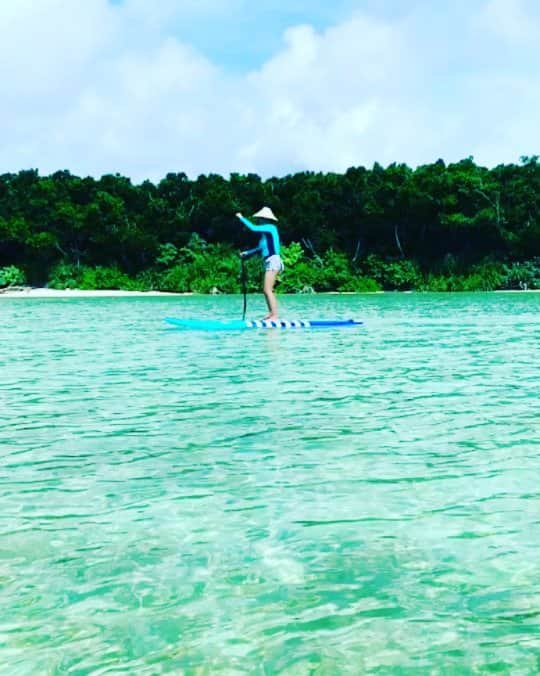 COMA-CHIのインスタグラム：「It's just 5min from my crib!! got some great inspirations for makin' music♥️ ここ１週間、石垣島川平は風が涼しく過ごしやすい最高の天気🌞 部屋の窓を全開で山からそよぐ風を浴びながら、音楽制作をする日々は素晴らしく充実しておりました✨ 占星術的にも射手座満月→海王星逆行→夏至となかなかのタイムライン。 ここ2~3年でフォーカスしてきた事の、 ある種のピーク、ゴールでもあり、 それと同時に精神的に内側へ深く潜り始める時期に入っていくとも読めます。 なかなかシビアな星の配置のため、怒りや口論に注意⚠️そのパワーを自分自身の心と向き合い、潜在意識の浄化を行う事に注ぐと良いかな。  動画は川平湾でのsup🏄 夏至の太陽と大自然から頂くエネルギーは最高でした！！ 今制作中のEPにパワーの全てを注ぎます、お楽しみに✨✨ #星読み　#コマチ占い #ホロスコープ」