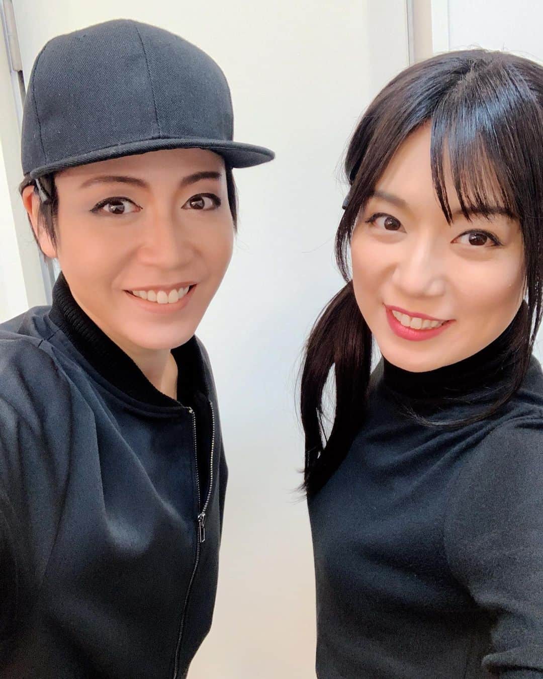 愛純もえりのインスタグラム：「囚われのパルマ-失われた記憶- 無事に初日の幕が開きました❗️ . . いわゆる2.5次元とは少し雰囲気の違う世界観、お客様にはどんな風に受け止められるのかなぁ〜と思案していたのですが。 . . 暖かい拍手を頂き、優しいお気持ちを頂きました💕 . 大阪公演あっという間で明日までですが、もう少しだけ大阪の空間を楽しみたいと思います🐙 . . 黒ずくめのチーム宝塚✨ . 背負い羽、シャンシャンは今回は無しですよ💓 組、期を超えての出会いに感謝です✨ . . ともちんさん、大好きです💕 #舞台パルマ #囚われのパルマ #悠未ひろ さん」