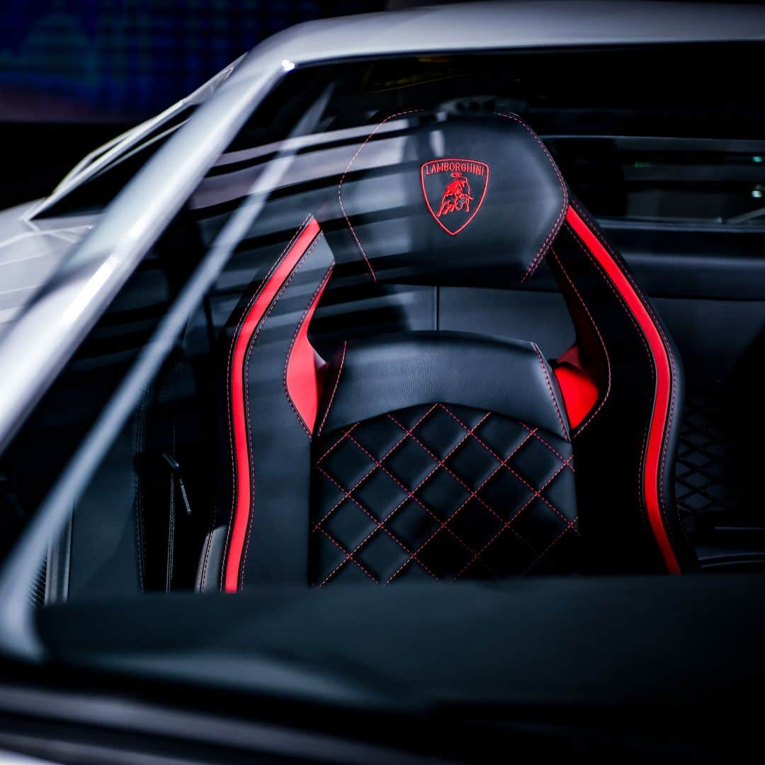 ランボルギーニさんのインスタグラム写真 - (ランボルギーニInstagram)「Let’s see how much you love us: here’s a single detail of the interior. Now try to guess what Lamborghini is! #Lamborghini #GuessFromDetails」6月23日 1時01分 - lamborghini