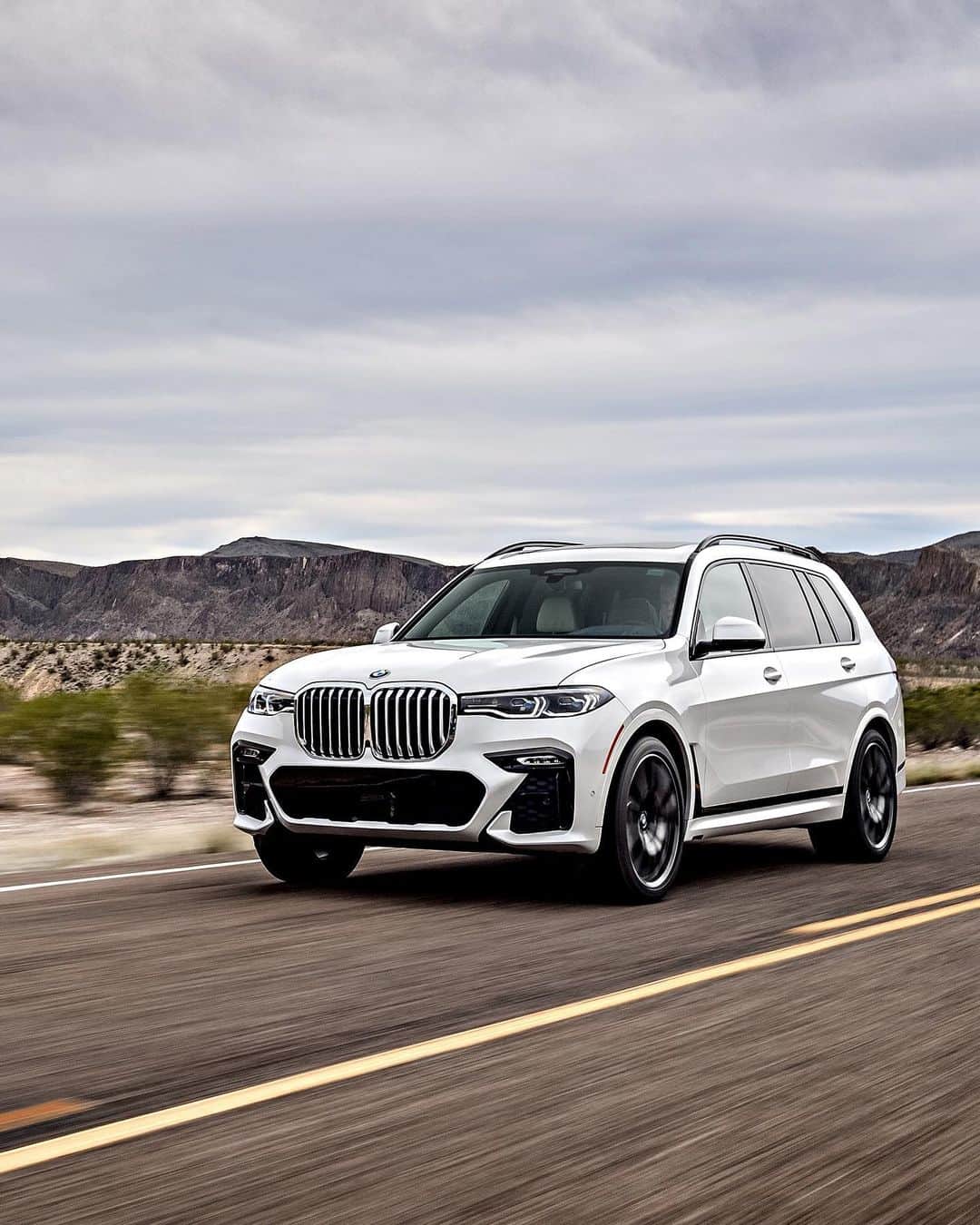 BMWのインスタグラム：「Here to change your perspective on luxurious driving experience forever. THE X7. #TheX7 #BMW #X7」