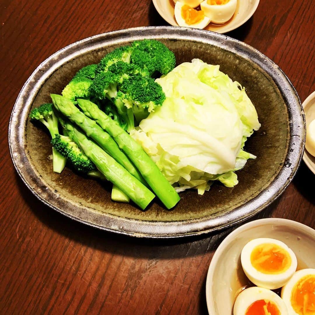 志摩有子さんのインスタグラム写真 - (志摩有子Instagram)「浅草にあるベトナム料理のオーセンティックで食べて以来、真似してよく作る茹でキャベツのゆで卵とナンプラーソース。ゆで卵を潰したものと水で薄めただけのナンプラーを混ぜるだけとは思えないほど味わい深い。今日はキャベツだけじゃなくてブロッコリーとグリーンアスパラも。茹でた野菜が甘い。 #温野菜 #ゆで野菜 #ナンプラーとゆで卵」6月23日 1時10分 - ariko418