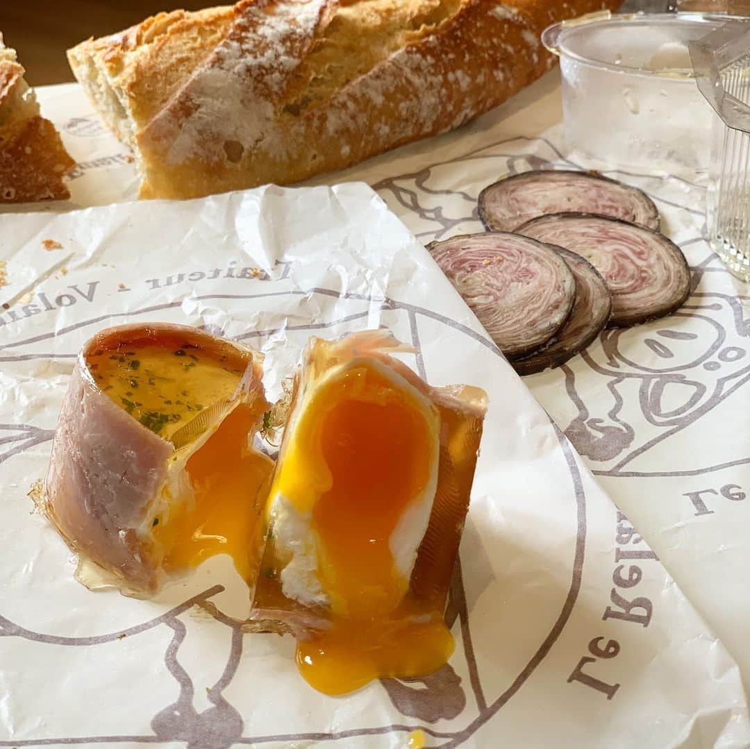 DOMINIQUE ANSEL BAKERYさんのインスタグラム写真 - (DOMINIQUE ANSEL BAKERYInstagram)「I haven’t seen this since my days as an apprentice - oeuf au jambon en gelee (a slow poached egg art in an aspic with ham). And behind it another favorite - andouille de guemene (smokey spiraled pork sausage). All together with a fresh baked baguette with cheese and gariguette strawberries.」6月23日 1時21分 - dominiqueansel
