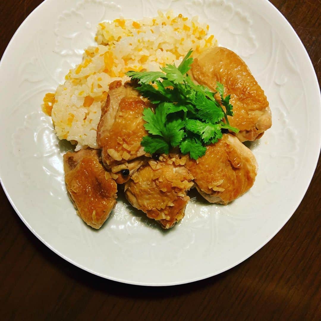志摩有子さんのインスタグラム写真 - (志摩有子Instagram)「あとはチキンアドボ。元々はフィリピン料理らしい実家の母ゆずりの味。焼き目を付けた鶏もも肉をたっぷりのニンニクとビネガー、醤油で煮るだけ。お酢のおかげでさっぱり。 人参ピラフを合わせるのがデフォルト。 #チキンアドボ #実家ゆずり #ママの味 #昭和の味」6月23日 1時17分 - ariko418