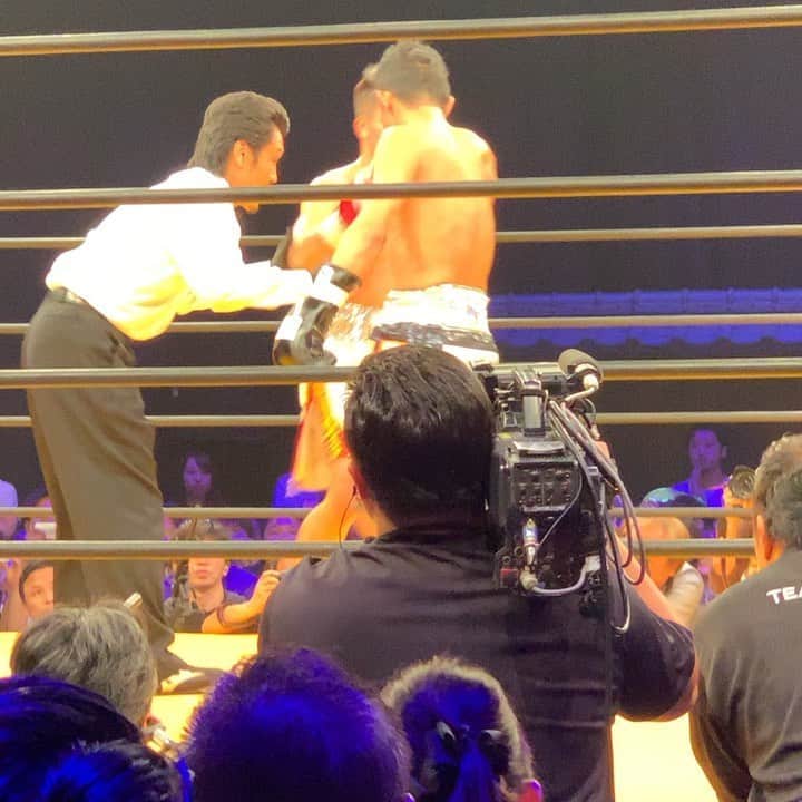 岸本加世子のインスタグラム：「那須川天心VS亀田興毅 レフリーを勤めたのが、大好きな戎岡彰くん。 面白い試合でした。#戎岡彰」