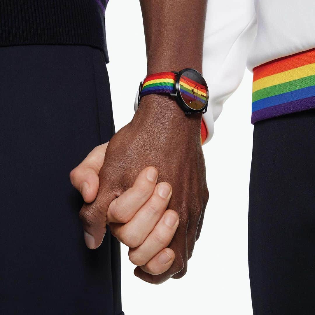 マイケルコースさんのインスタグラム写真 - (マイケルコースInstagram)「In good hands: our Blake Rainbow watch. #MichaelKorsMens  Our #MKGO Rainbow capsule is inspired by Pride. For every #Pride T-shirt sold in the U.S., Michael Kors will donate 100% of profits to @GodsLoveNYC, a longstanding pillar of the LGBTQ+ community.」6月23日 1時37分 - michaelkors