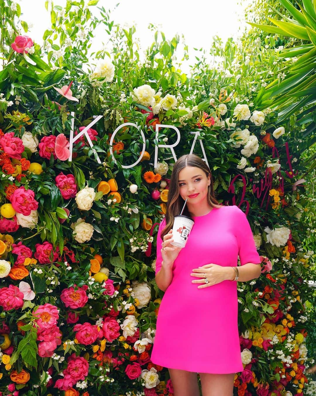 ミランダ・カーさんのインスタグラム写真 - (ミランダ・カーInstagram)「Our @koraorganics #NoniBright launch event was amazing!  Special thanks to @auragami.la for providing the awesome aura photo booth - it was soo cool to see & hear everyone’s aura reading. They were so spot on!  Shout out to @dailyharvest for providing delicious smoothies at the event, as well as gift cards & reusable straws for all our guests 🙏🏻 #sustainability  And a huge thank you to @thekitchenforexploringfoods for creating beautiful & delicious appetizers and beverages, all in theme with our #NoniBright colors and ingredients. You guys are simply the best! ✨🍒🌈」6月23日 1時31分 - mirandakerr