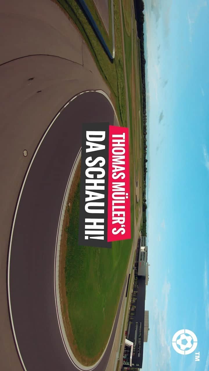 トーマス・ミュラーのインスタグラム：「Today is the premiere of my new series „DA SCHAU HI“ 😀  My challenge? Improving my skills as 🚗driver with a very special driving instructor 💪 - Part 1 #DaSchauHi #esmuellert #thomasmüller #Neuburg」