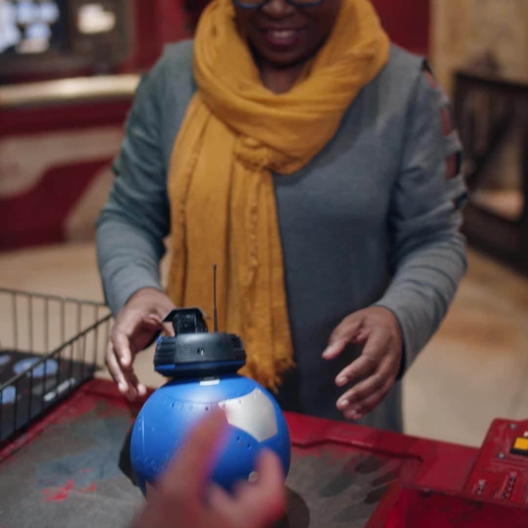 のインスタグラム：「A galaxy of adventure isn’t far, far away. Build your very own droid at the Droid Depot.  Star Wars: Galaxy’s Edge at the Disneyland Resort is now open, and beginning Monday, June 24 you do not need reservations to access the land. #StarWars #GalaxysEdge」