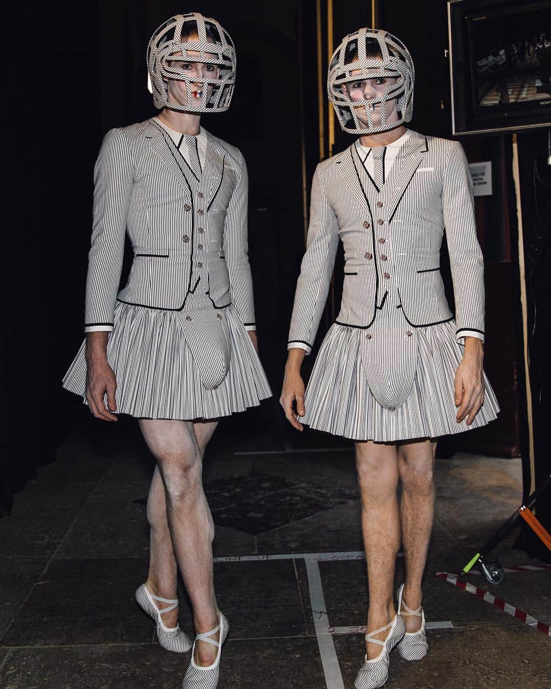 Vogue Runwayさんのインスタグラム写真 - (Vogue RunwayInstagram)「@ThomBrowneNY is a highly popular designer amongst professional sports players and he explained today’s play thus: “I've always use sports as a reference and today... playing with the severity of the 18 Century reference, grounding it in sports was a way to bring it into the men's world.” See the entire Spring 2020 men's collection at the link in our bio. Photographed by @styledumonde」6月23日 1時45分 - voguerunway