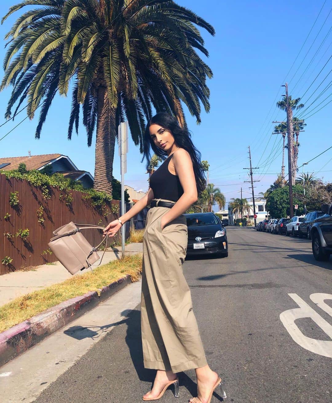 sananasのインスタグラム：「🌴😘 Bon week end mes ananas ! Vous avez prévu quoi ? Moi je suis entrain de régler une galère depuis hier désolée de pas trop être présente en story... Rien de grave mais hyper relou 😫 Mais tout va bien 😅💚」