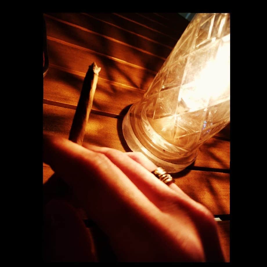 斉藤秀翼さんのインスタグラム写真 - (斉藤秀翼Instagram)「#cigar #davidoff #葉巻 #smoke #再燃 #リラックス  #考え事 #休憩 #シガリロ」6月23日 1時54分 - syuusuke.s