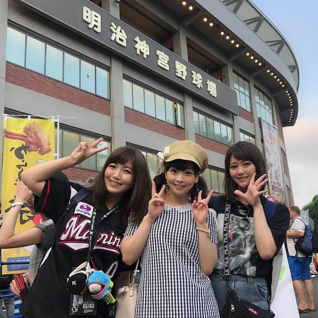 美泉咲のインスタグラム：「金曜日、三姉妹で野球見に行ってきましたー😆✨✨ プロ野球初観戦のみおりんはいろんなことに驚いて、楽しんでくれていて、姉さん嬉しかった😭✨ マーくんにつばみちゃんのぬいぐるみを持っていったんですが…危うく捨てられるとこでした🙄男(雄)らしく気持ちを受け止めてあげてほしいですね🙄二人(二羽)の恋の行方はどうなるんでしょうか…🤔 この日は球場創設4500勝目のメモリアルな試合‼️みんなで観戦できて良かった🥺✨✨ #chibalotte  #swallows  #じんレモ #マーくん #つばみ」