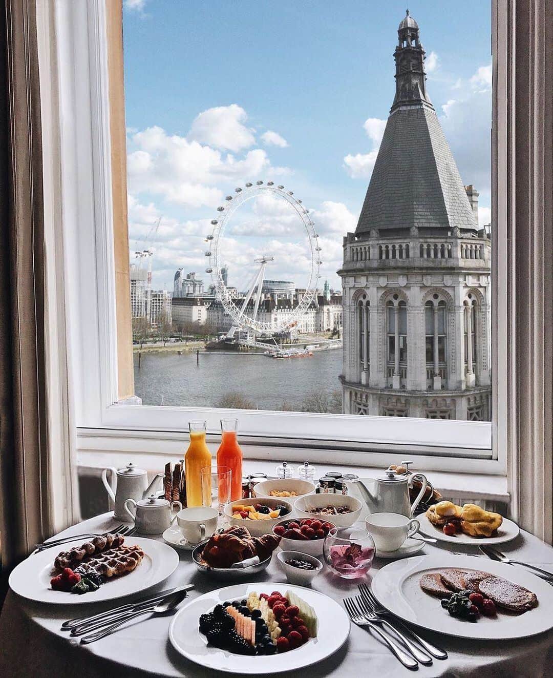 BEAUTIFUL HOTELSさんのインスタグラム写真 - (BEAUTIFUL HOTELSInstagram)「👁️spy breakfast with a view! Located steps from Trafalgar Square, the Corinthia Hotel is the ideal location for checking off all London sights. (📷: @alexpreview 📍: Corinthia London)」6月23日 2時03分 - beautifulhotels