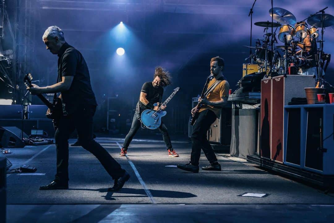 フー・ファイターズのインスタグラム：「THANK YOU @southsidefestival !!! 🤘🖤 #southside19 . 📷 @scarlet_bucket」