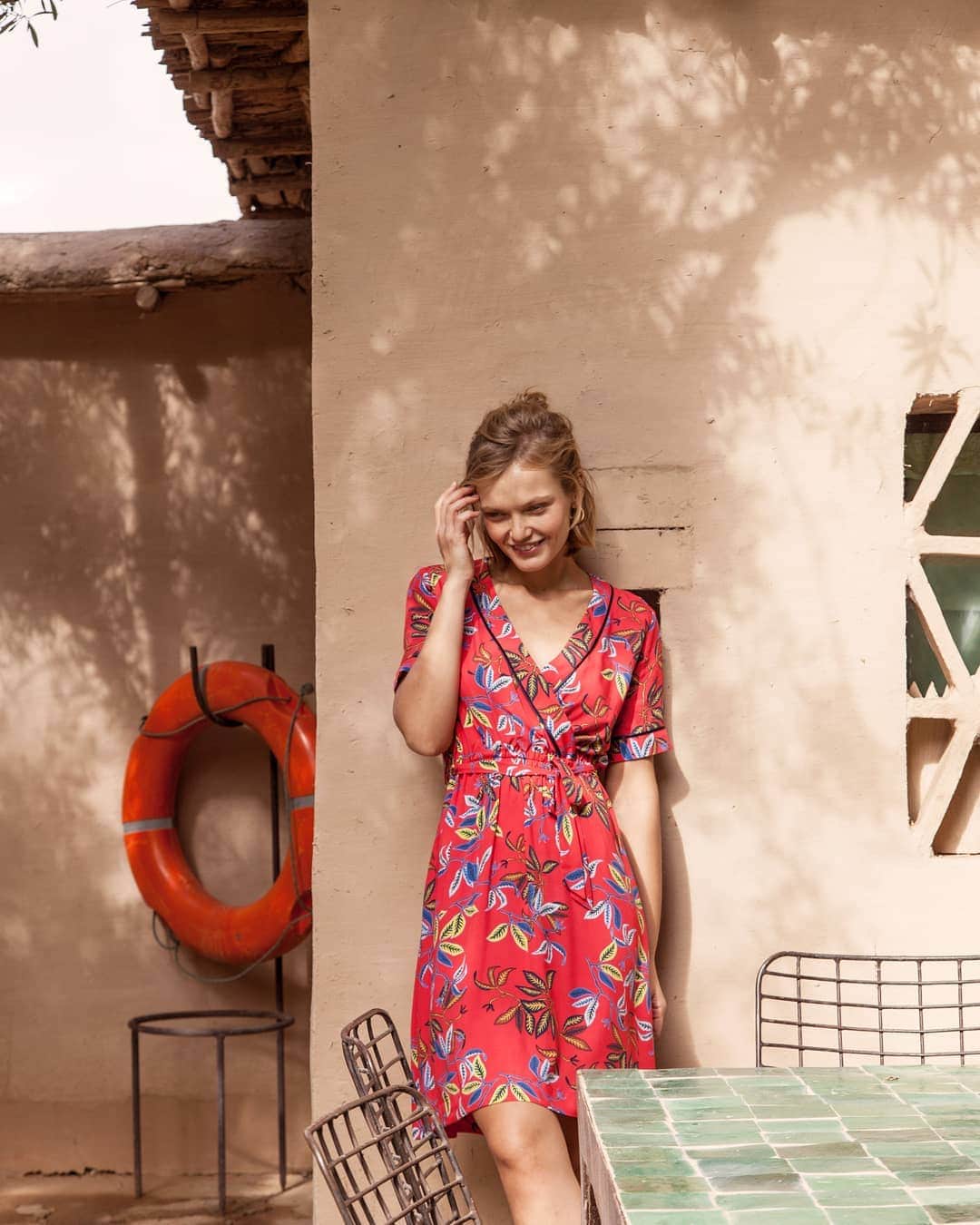 ベンシモンのインスタグラム：「Et enfin : l'été ! ☀️ Avec lui le soleil, les petites robes à fleurs et à feuilles, les soirées qui se prolongent, les moments détente, les éclats de rire à la plage... Ouuuh il était temps qu'il arrive non ? Et vous, quelles sont vos activités favorites pendant l'été ? 🇬🇧 Finally: summer is here ☀️ With it sun, little dresses with flowers and foliage, balmy evening summer, chill moments, laugh in the beach... And you, what's your favorites moments during summer? #bensimon #pe19 #summer #voilalété #summertime」